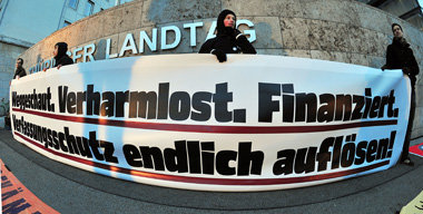 Verfassungsschutz am Pranger: Protestaktion vor dem Thüring... Verfassungsschutz am Pranger: Protestaktion vor dem Thüring...