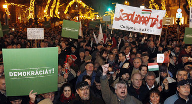 Massenprotest: In Budapest demonstrierten am 2. Januar 2012 Zehn...