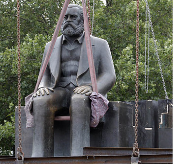 Schon 2010 mu&szlig;ten Marx und Engels wegen eines U-Bahnbaus u...