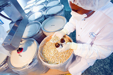 Mitarbeiter des Pharmakonzerns Roche bei der Herstellung des Gri...