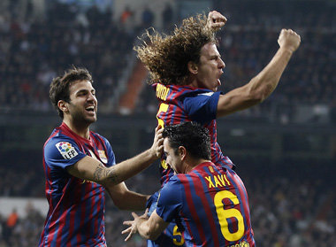 Drei Normalheinis: Carles Puyol bejubelt seinen Flugkopfball zum...