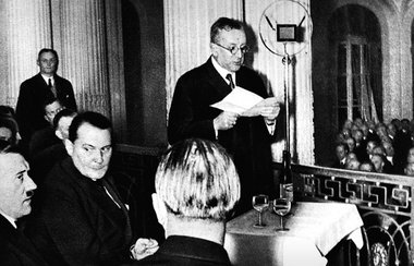 Hitler vor seiner Rede im Industrie-Club, rechts neben ihm Herma...