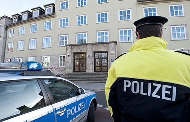 Polizei vor dem Dessauer Revier, auf das am 18. Januar ein Brand...