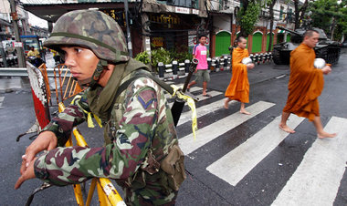 In Bangkok prägt noch immer Militär das Straßenbild In Bangkok prägt noch immer Militär das Straßenbild