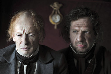 Betr&uuml;bten Blicks: Johannes Zeiler als Faust (rechts) und An...