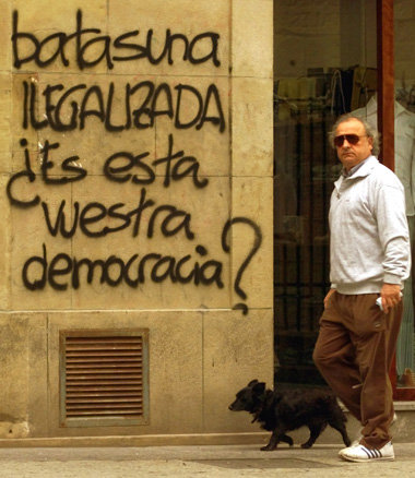 Stra&szlig;enszene in Donostia 2003: &raquo;Batasuna illegalisie...