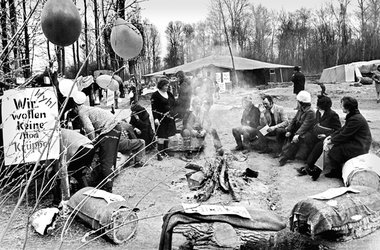 Besetzer am Lagerfeuer auf dem Gelände des geplanten AKW bei Wyh...