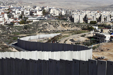 Einseitige Grenzziehung: Israels Sperrwall unweit von Jerusalem