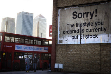 Wandbild des Graffitik&uuml;nstlers Banksy nahe dem Londoner Fin...