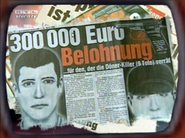 Standbild aus dem Bekennervideo des NSU. Eingeblendet sind Zeitu...