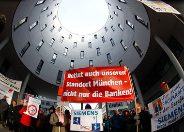 NSN-Besch&auml;ftigte protestieren am Mittwoch vor der Zentrale