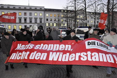 Sympathie f&uuml;r van Ooyen und Wissler: Demonstranten vor dem ...