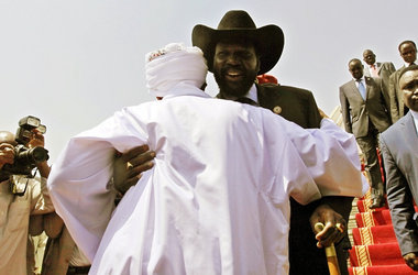 Sudans Präsident Omar Al-Baschir (l.) empfängt seinen südsudanes...