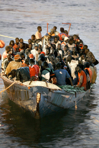 124 Mann in einem Boot: Los Cristianos, Teneriffa, 8. September ...