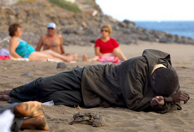 Erschöpft am Strand von Tuineje, Fuerteventura, 5. Mai 2006