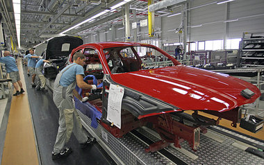 Harte Arbeit am Band: Montage eines BMW 1 im Autowerk in Leipzig