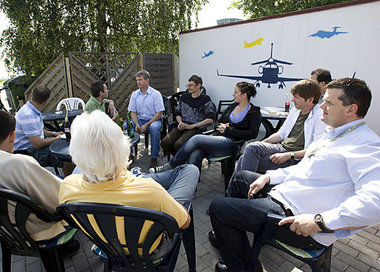Flug- und Vorfeldlotsen während eines Warnstreiks im Mai 2009 am...