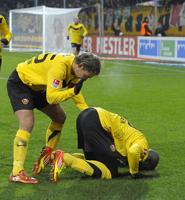 Dynamo zwingt so manchen zu Boden (hier freut sich Mickael Poete... Dynamo zwingt so manchen zu Boden (hier freut sich Mickael Poete...