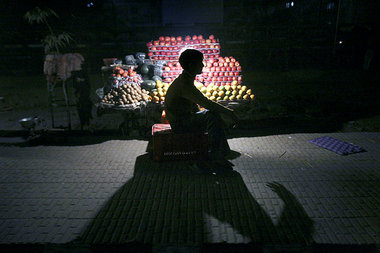 Einer von 35 Millionen: Straßenhändler wie hier in Delhi prägen ...