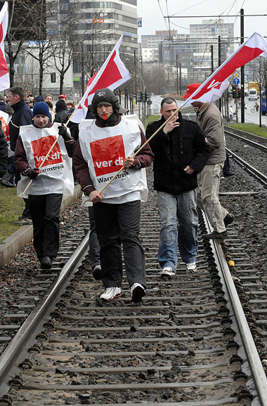 Fahrer der Berliner Verkehrsgesellschaft (BVG) erwägen Streik (h...