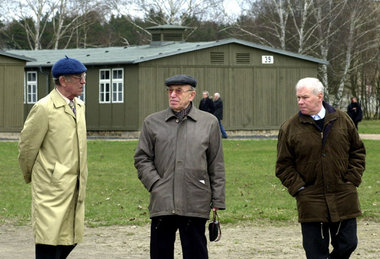 Gedenken im ehemaligen KZ – vom nahen Sportplatz droht Gebrüll