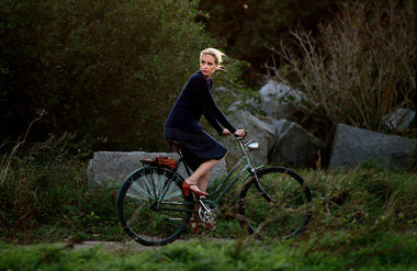 Nina Hoss hoch zu Ross bzw. Drahtesel