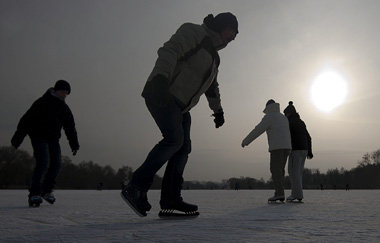 Schlittschuhläufer auf dem Göttinger Kiessee: Kälte und dunkle A...