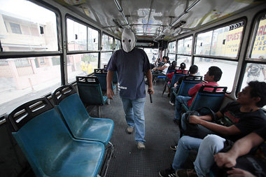 Bewaffnete Buskontrolle in den Außenbezirken von Guatemala-Stadt...