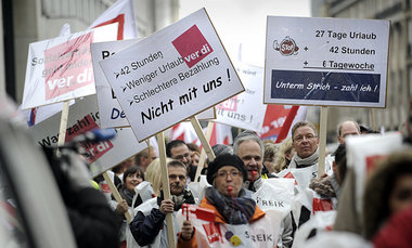 Postbankbesch&auml;ftigte demonstrieren in K&ouml;ln gegen die A...