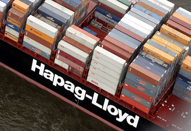 Containerfrachter von Hapag-Lloyd f&auml;hrt &uuml;ber die Elbe ...