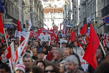 Proteste gegen Sozialkahlschlag in Lissabon am Wochenende. Auch ... Proteste gegen Sozialkahlschlag in Lissabon am Wochenende. Auch ...
