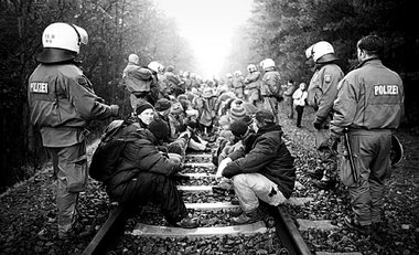 Gleisblockade gegen Atommülltransport in Dannenberg, November 20...