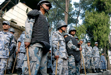 Kathmandu während der Verhandlungen: Spezialpolizei als Wachmann...