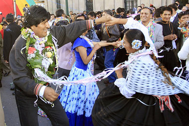 Volksnah nicht nur beim Tanz: Präsident Evo Morales setzt s... Volksnah nicht nur beim Tanz: Präsident Evo Morales setzt s...