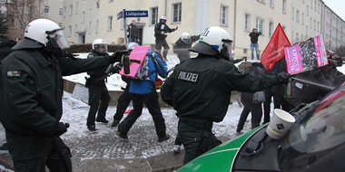 Brutales Vorgehen: Polizisten greifen Teilnehmer der Antinaziblo...