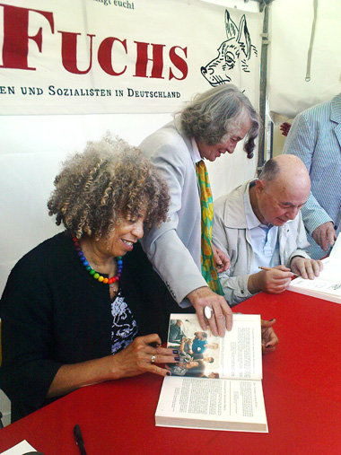 Angela Davis im Juli 2010 am Stand des RotFuchs auf dem Pressefe...