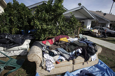 Los Angeles: Ein altes Sofa und sonstiger Hausrat – Relikte eine...
