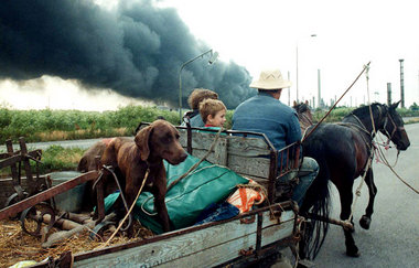 Im Juni 1999 zerstörten NATO-Bomben die wichtigsten Industrieanl...