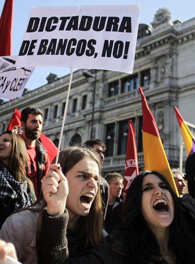Demonstranten in Madrid gegen die Diktatur der Banken Demonstranten in Madrid gegen die Diktatur der Banken