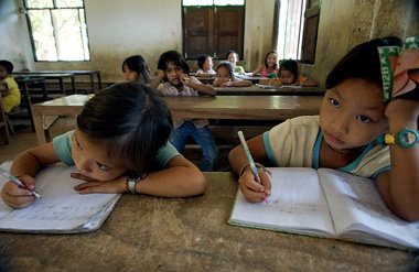 Fast ein Drittel der laotischen Kinder verläßt die Sc... Fast ein Drittel der laotischen Kinder verläßt die Sc...