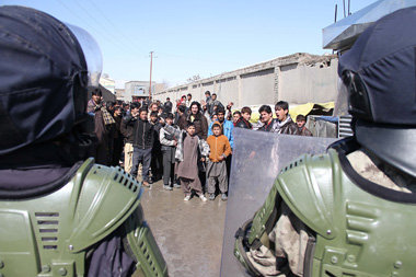 Konfrontation zwischen Protestierenden und afghanischer Polizei ... Konfrontation zwischen Protestierenden und afghanischer Polizei ...