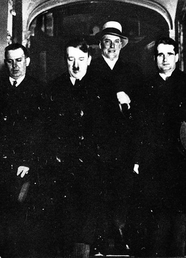 Hitler beim Verlassen der braunschweigischen Botschaft in Berlin... Hitler beim Verlassen der braunschweigischen Botschaft in Berlin...