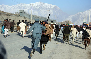 Knüppeleinsatz afghanischer Polizei gegen Demonstranten am ... Knüppeleinsatz afghanischer Polizei gegen Demonstranten am ...