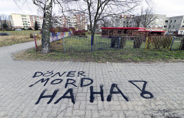 Der Wahn muß sozialisiert werden: Neonazi-Graffito in der Nähe e...