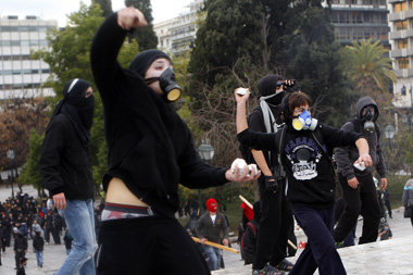 Jugend auf dem Syntagma-Platz (syntagma, griech., »Verfass... Jugend auf dem Syntagma-Platz (syntagma, griech., »Verfass...