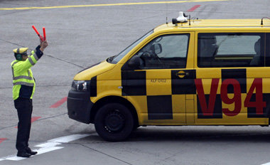 Flugzeugeinweiser vor einem Follow-me-Fahrzeug am Frankfurter Fl... Flugzeugeinweiser vor einem Follow-me-Fahrzeug am Frankfurter Fl...