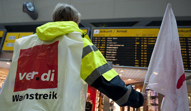 GlobeGround-Besch&amp;auml;ftigter in Berlin-Tegel w&amp;auml;hr...