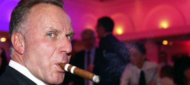 Raucht dem vielen Geld entgegen: Klubkämpfer Rummenigge Raucht dem vielen Geld entgegen: Klubkämpfer Rummenigge