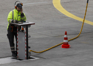 Ein Streikbrecher arbeitet auf dem Vorfeld des Frankfurter Flugh... Ein Streikbrecher arbeitet auf dem Vorfeld des Frankfurter Flugh...