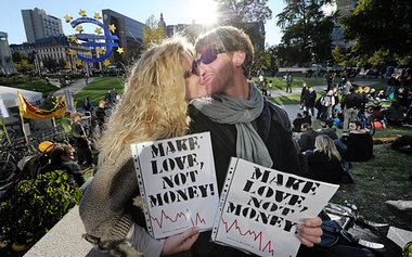 Alte Ideen, neu entdeckt: »Occupy«-Demonstranten werben in Frank...